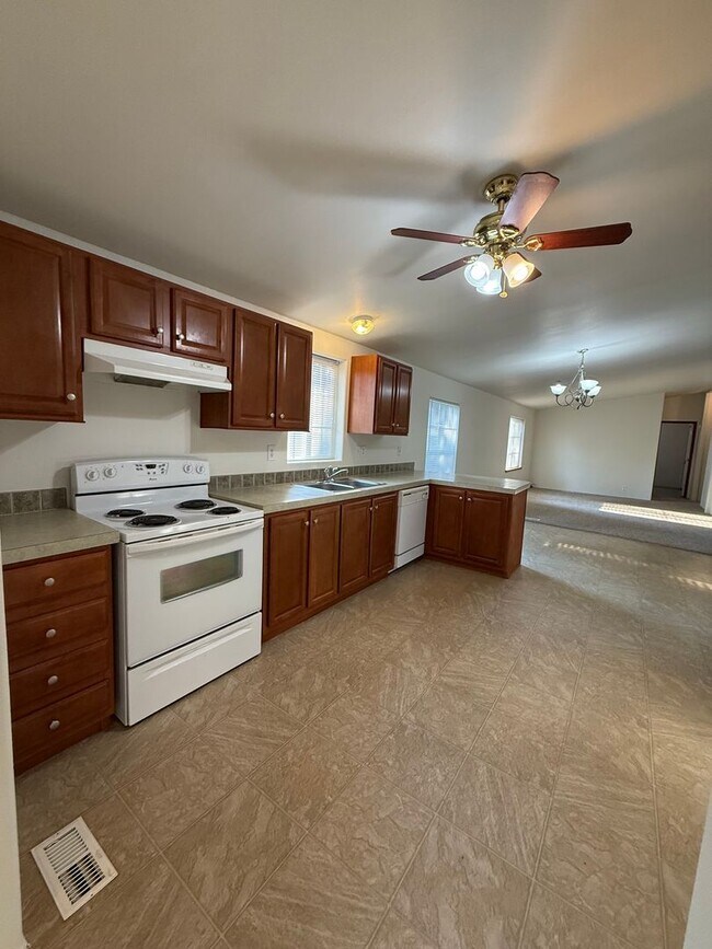 Building Photo - SPIRIT LAKE HOME (P#440)