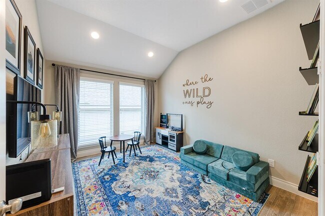 Building Photo - 104 Indian Paintbrush Trl