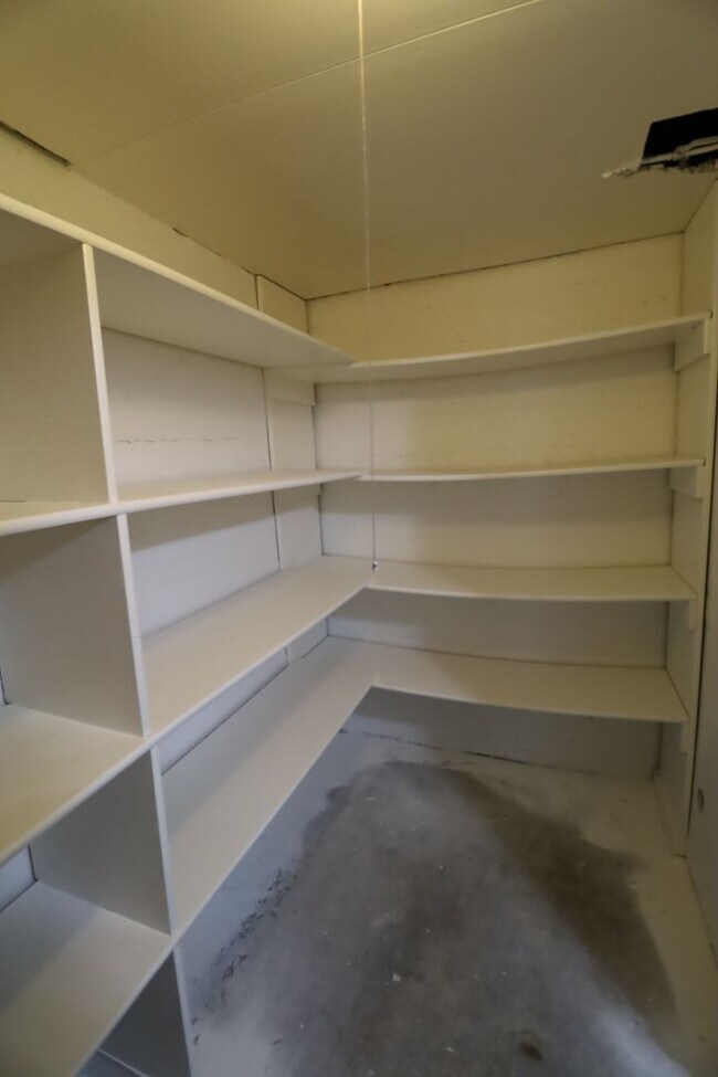 Building Photo - Reduced price