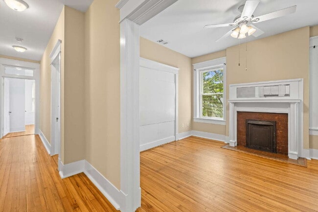 Building Photo - Upscale Historic 3BR/2BA Condo with Rare G...