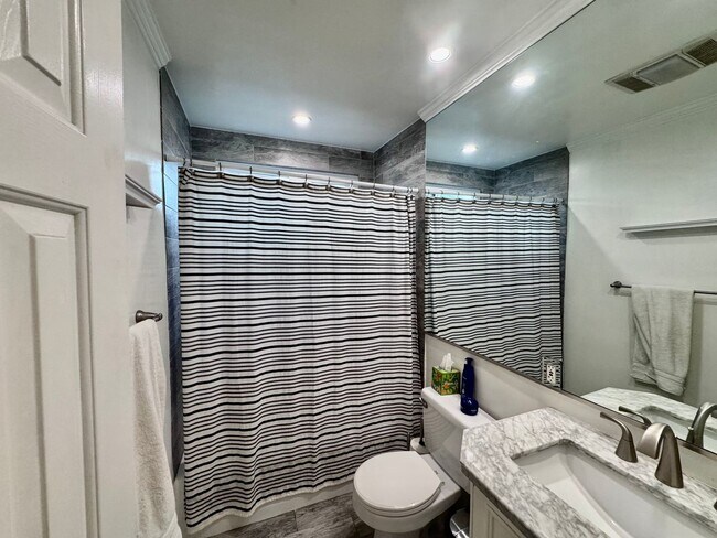 Building Photo - Furnished Santa Monica one bedroom