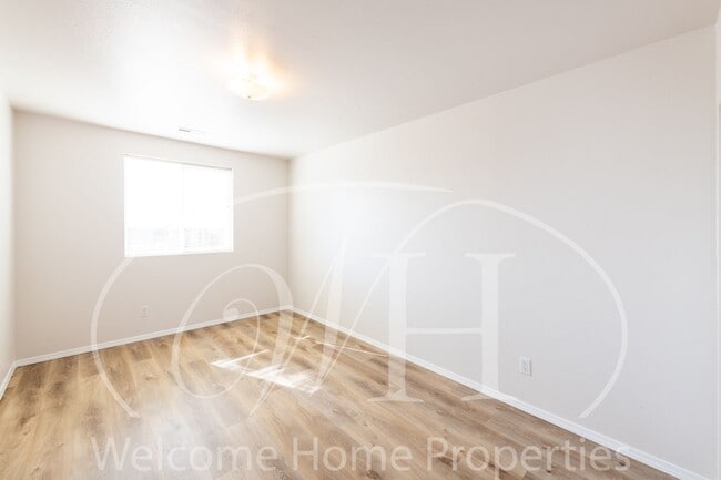 Building Photo - Enjoy the Open Floor Plan and Generous Storage in this College Place Duplex