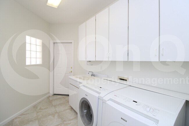 Building Photo - 902 E Desert Flower Ln