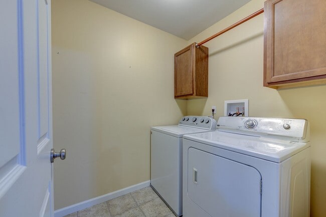 Building Photo - Gorgeous Updated 3 Bed 2.5 Bath Home w/2 C...