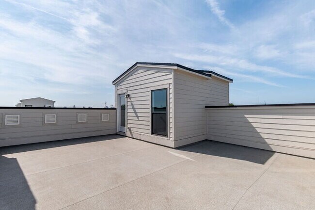 Building Photo - For Rent: Modern 3-Bedroom Condo in Richmond