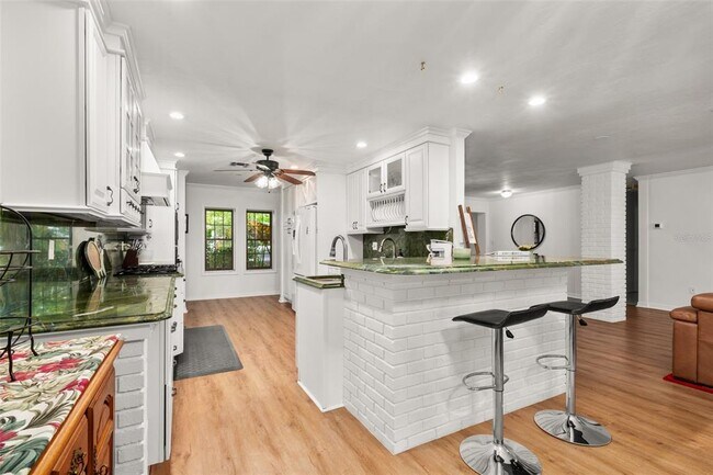 Building Photo - 2551 Lakeview Dr