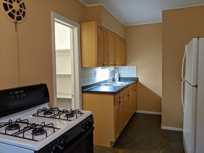 Building Photo - Charming 1 Bedroom Duplex in Buckhead!