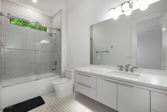 Building Photo - 306 Pinecrest Rd NE