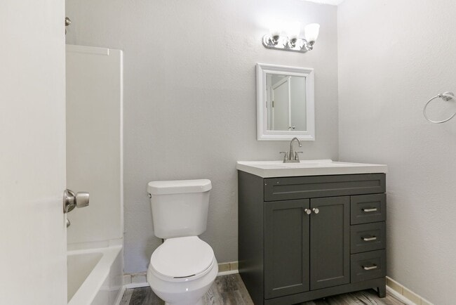 Building Photo - Back on the market! Better Price! Newly Re...