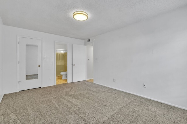 Building Photo - Beautiful 2/2 Condo close to the Orlando I...