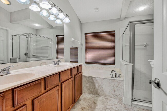 Building Photo - Renovated 5 bedroom/3 bathroom home in Wor...