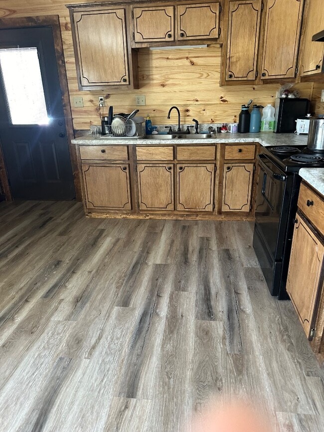 Building Photo - 112 Della St