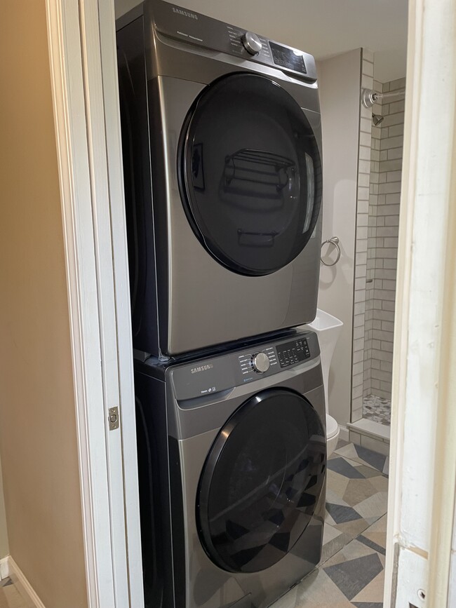 Large Samsung washer and dryer - 1419 N Hamilton Ave