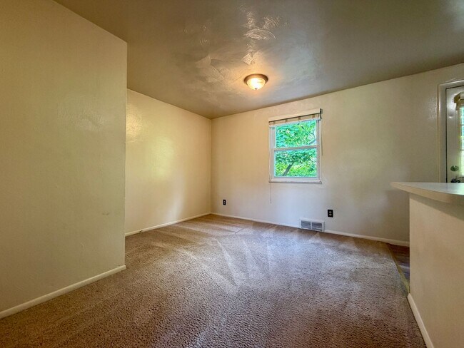 Building Photo - 450 Mower Dr