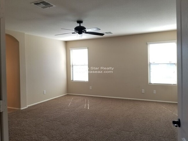 Building Photo - 4195 E Bonanza Rd