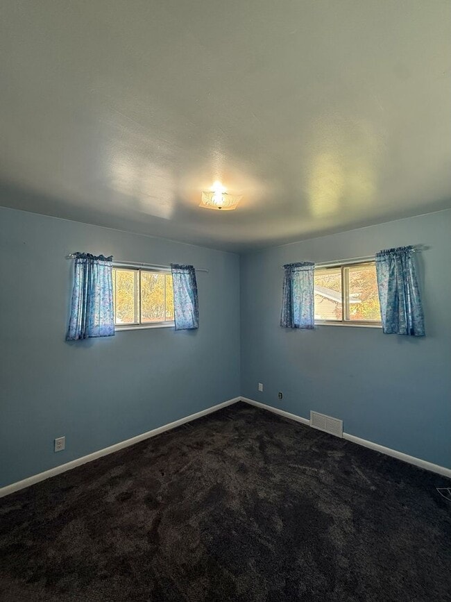 Building Photo - Cute, Comfy & Convenient — 4-Bedroom Ogden...