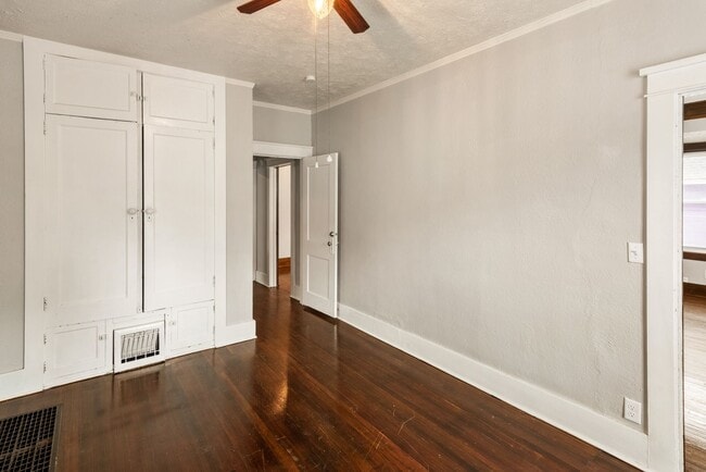 Building Photo - Available now!  517 S. 35th St.  4 Bedroom, 2 Bath Great Midtown location, 1 car garage.