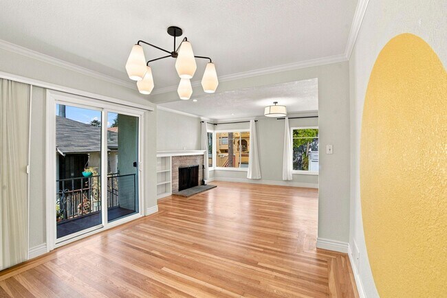 Building Photo - Sun-Drenched Lakeshore Living
