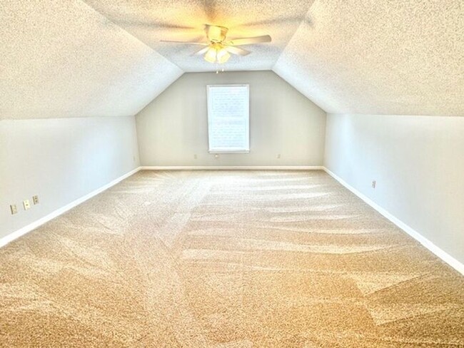 Building Photo - Move In Special! Half off March Rent with ...