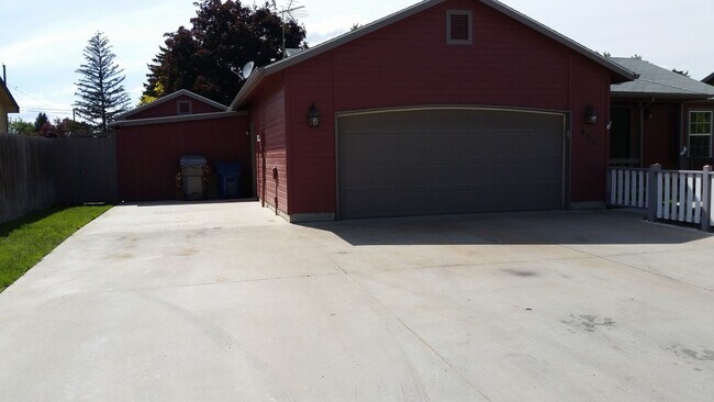 Building Photo - Beautiful Home with Hobby Shop and RV PARKING