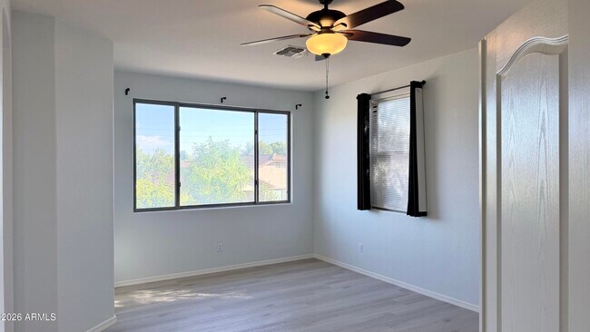 Building Photo - 1289 E Iris Dr