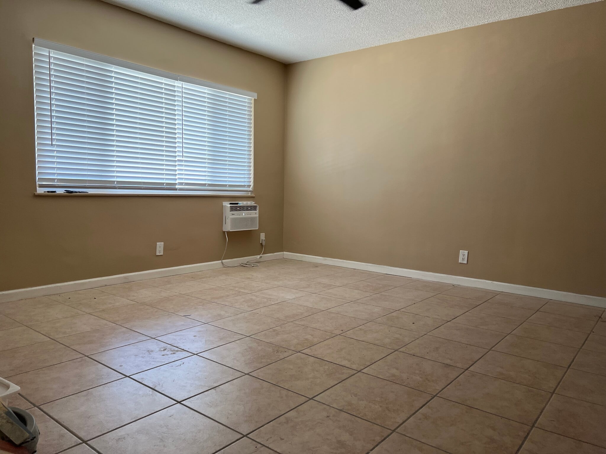 Building Photo - 576 N Wilson Ave