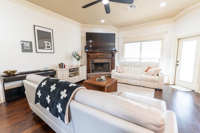 Building Photo - Beautiful 3 bed/2 bath home in Tiburon
