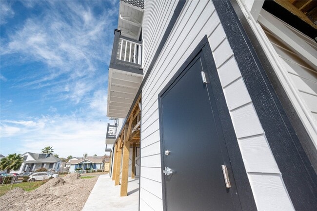 Building Photo - 805 Avenue K