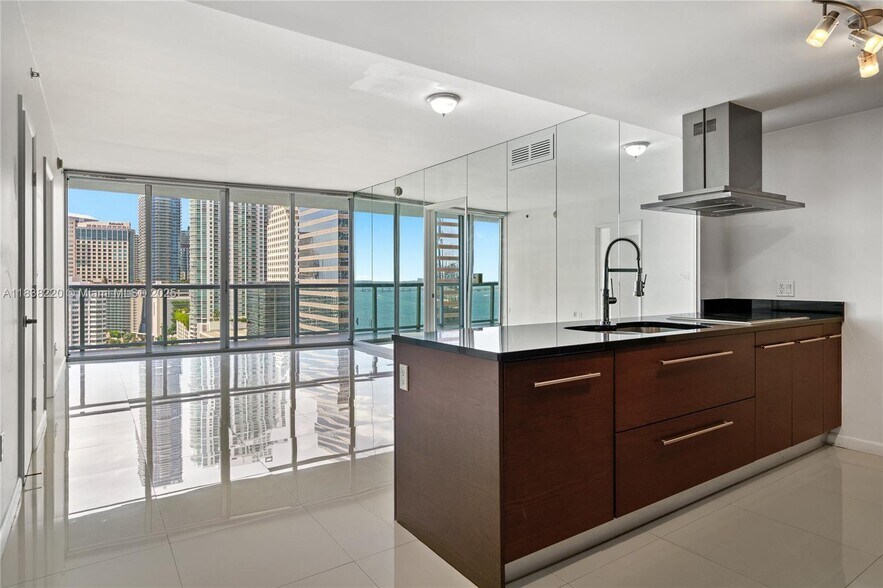 Building Photo - 495 Brickell Ave