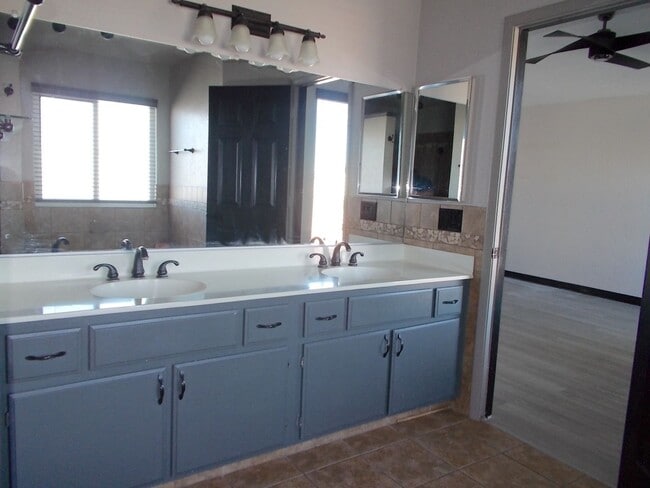 Building Photo - Spacious 4-Bed Home in Quiet Las Vegas Cul-de-Sac with Private Backyard