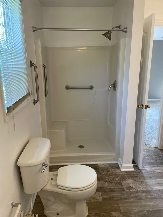 Building Photo - 3-4 Bed with 2 full baths and 2 car garage...