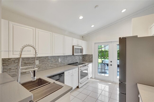 Building Photo - 658 Stanton Dr