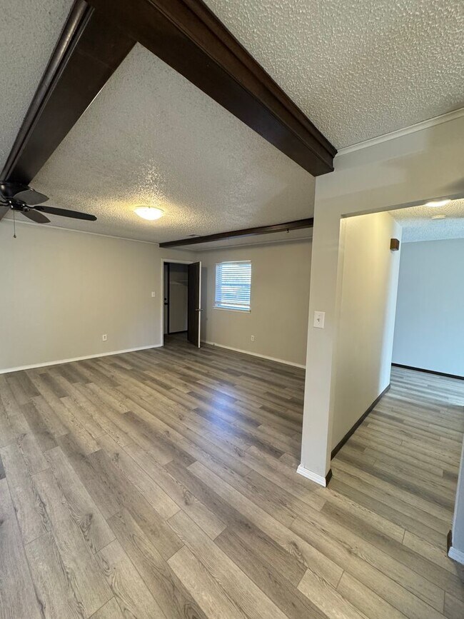 Building Photo - 3 Bedroom Home with Fenced Yard!!