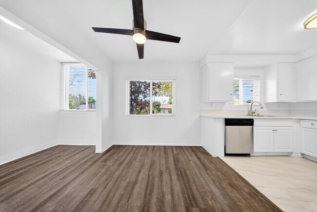 Interior Photo - 13860 Burbank Blvd