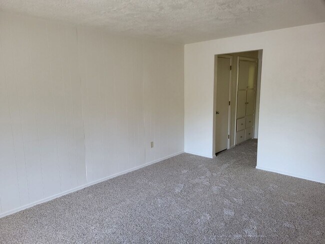 Building Photo - Rent Special: 1/2 Off June's Rent!! Ground Level 1 Bedroom 1 Bath W/ AC