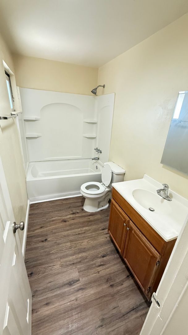 Building Photo - 2 bedroom 1 bath available near UC Riverside