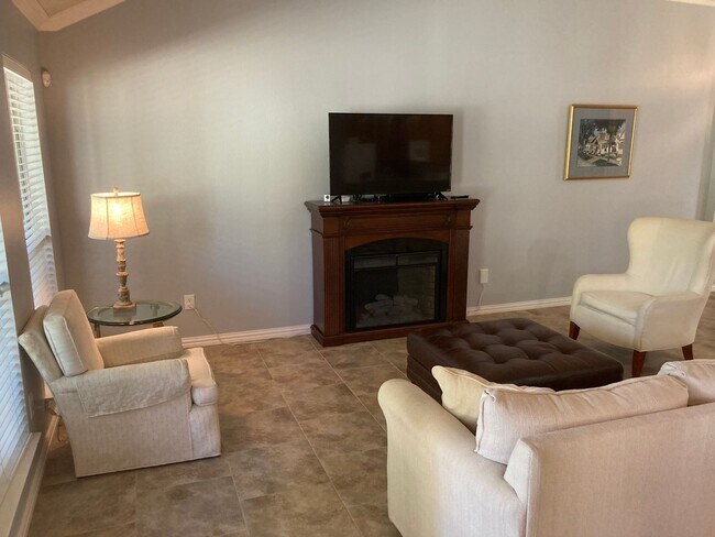 Building Photo - 2 Bedroom - 2 Bath in Robson Ranch