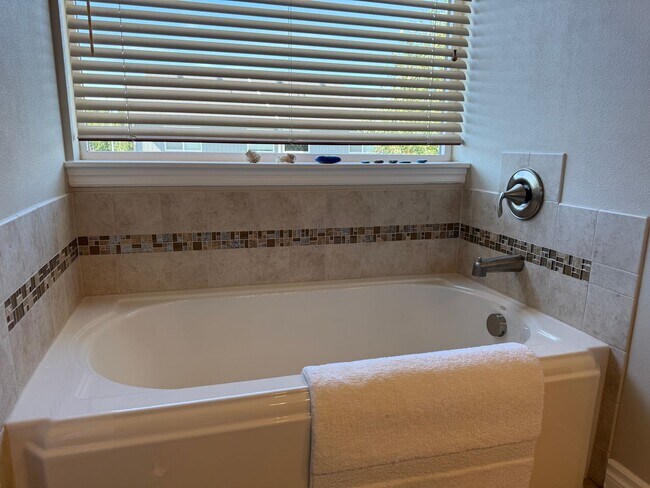 Building Photo - Lovingly Maintained East Anchorage Home wi...