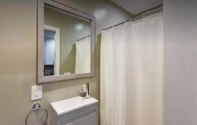 Building Photo - Fully Furnished Studio Near Nugget