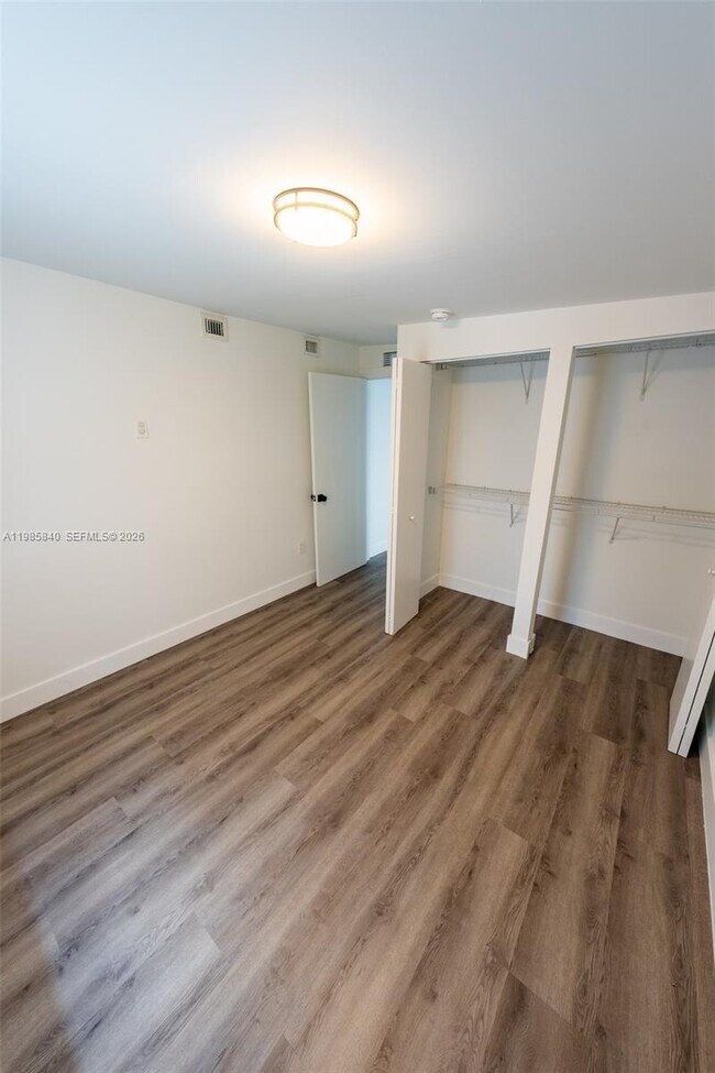 Building Photo - 618 SW 21st Ave