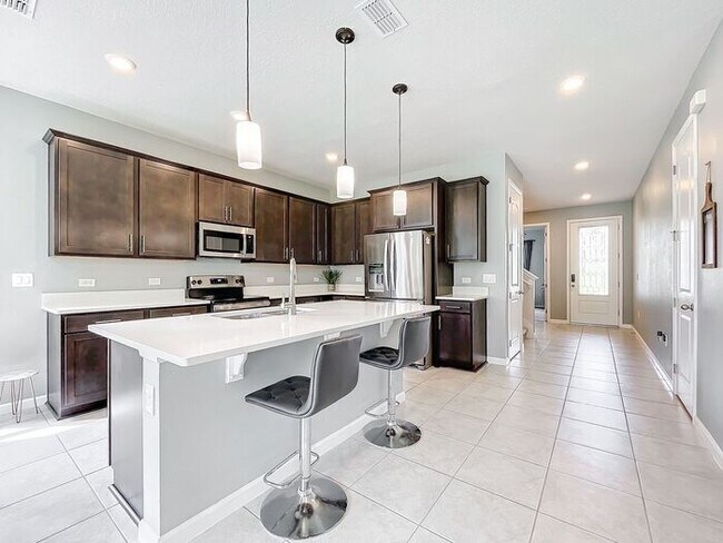 Building Photo - 5/3 Spacious Lake County Home