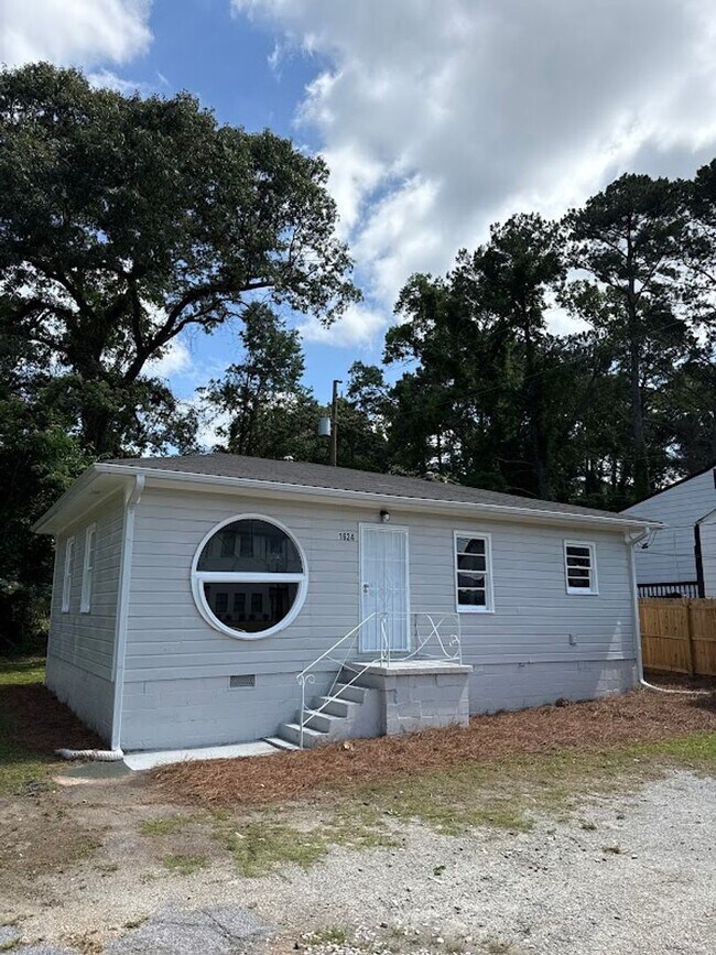 Building Photo - 2 Bed 1 Bath in Atlanta! Special offer: Ge...