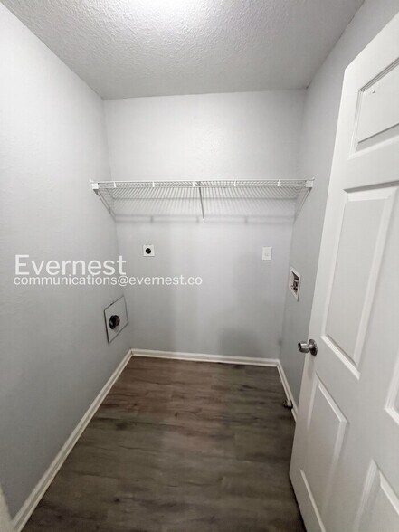 Building Photo - 7130 Brookview Way
