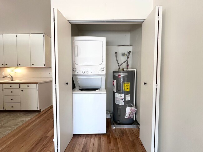 Building Photo - 2 Bed 1 Bath with Back Patio in Montavilla!