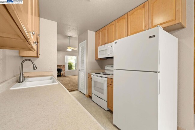 Building Photo - 9101 Newhall Dr