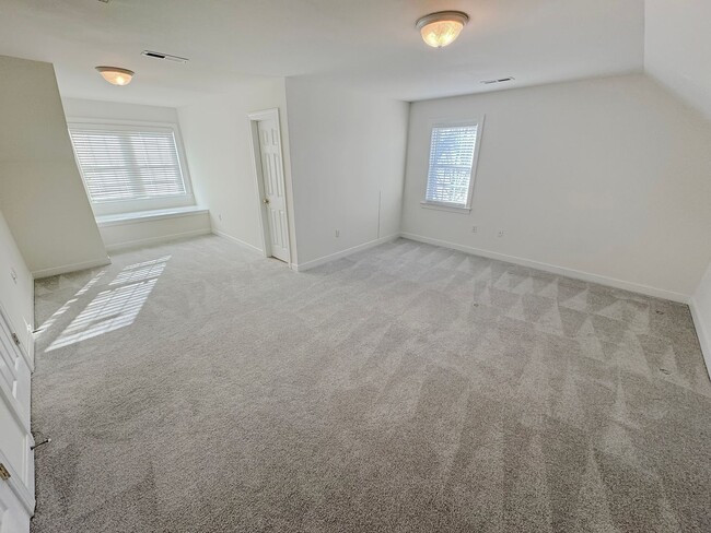 Building Photo - Bright and Spacious 4-Bedroom Townhouse in...