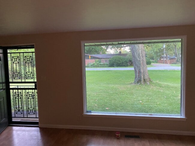 Building Photo - Gorgeous 2 bedroom1 bathoom mid-centutry r...