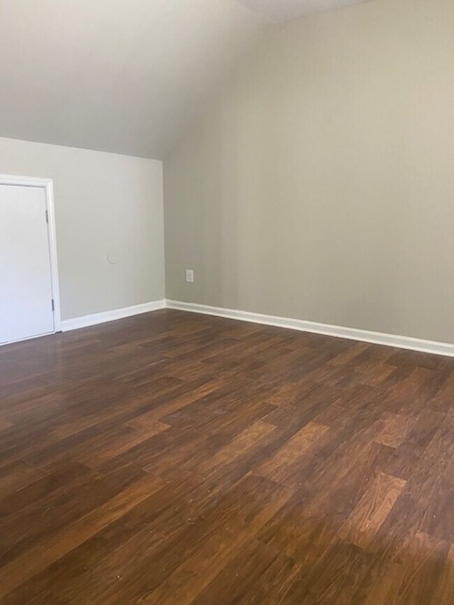 Building Photo - Spacious Town-home!