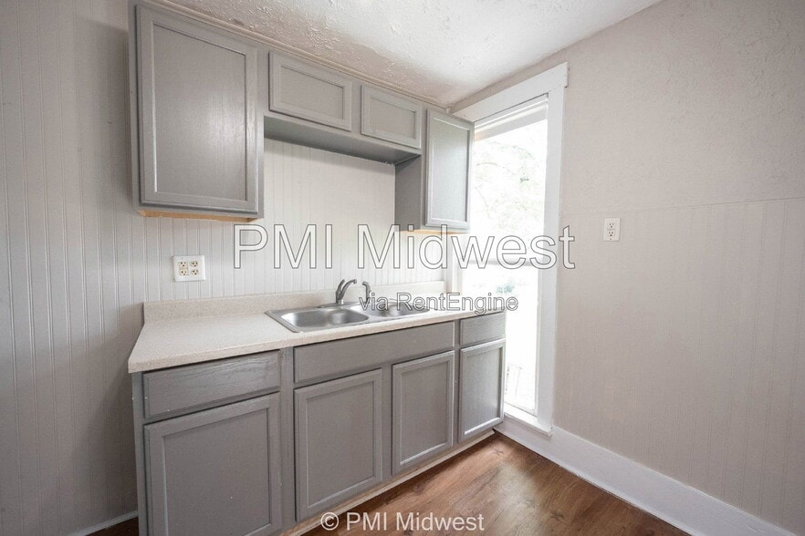 Building Photo - 831 S Webster St