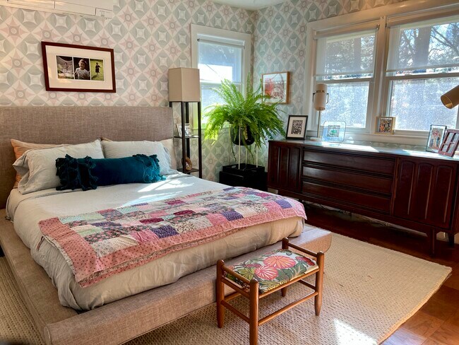 Guest room - Queen bed - 7 Gleason St